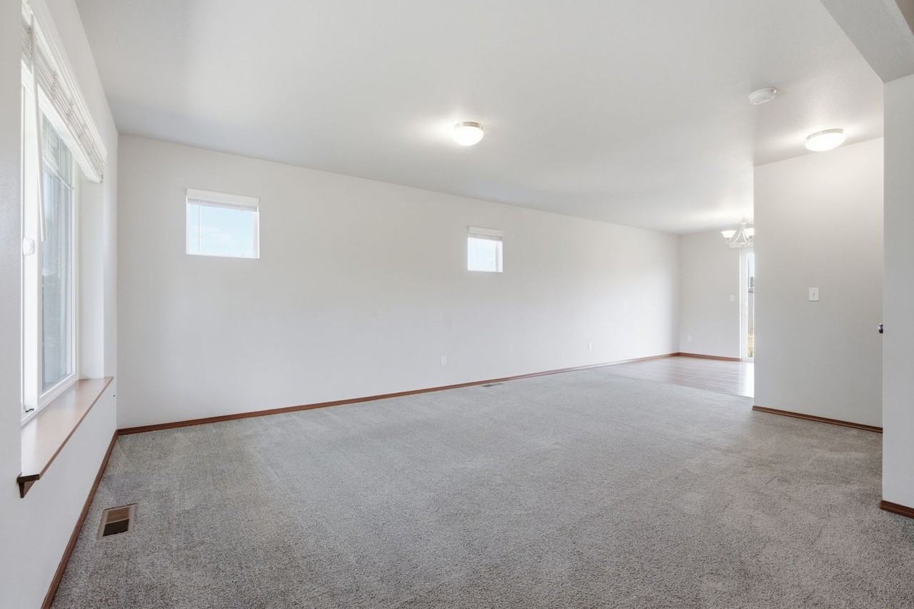 512 Stadium Ct - Photo 3 of 17