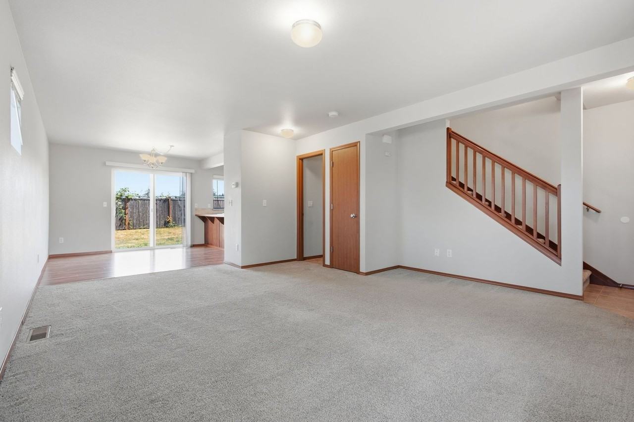 512 Stadium Ct - Photo 4 of 17