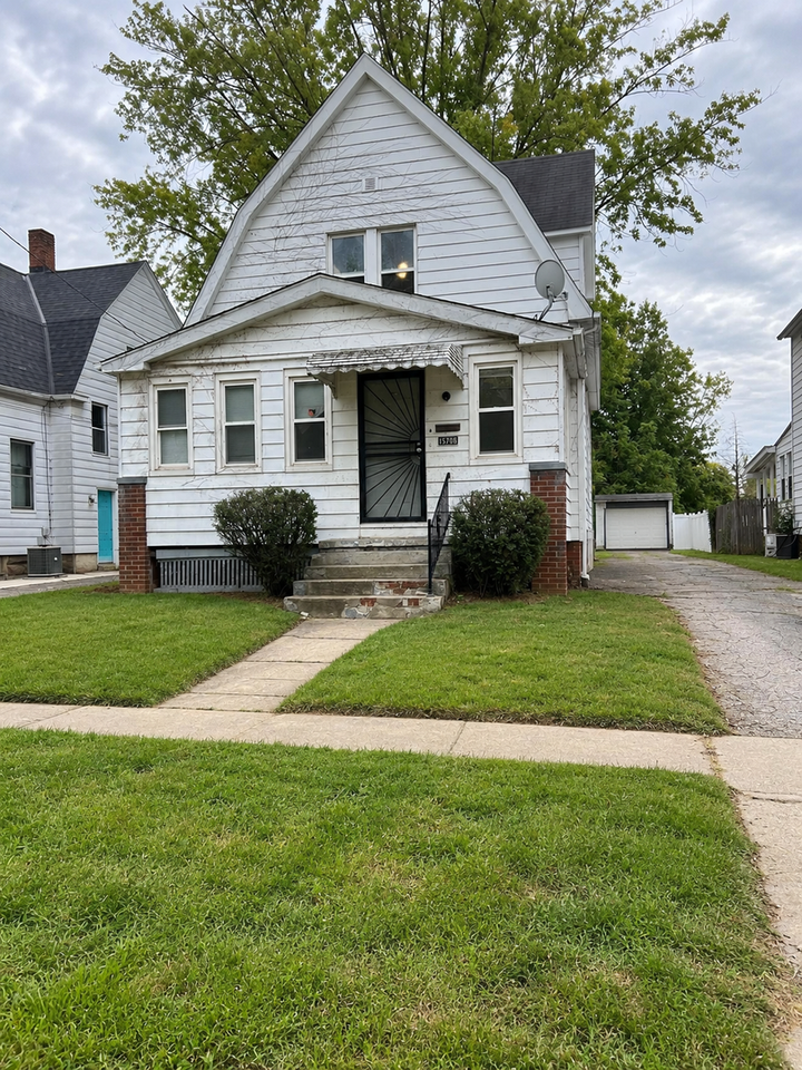 15708 Arcade Ave - Photo 2 of 27