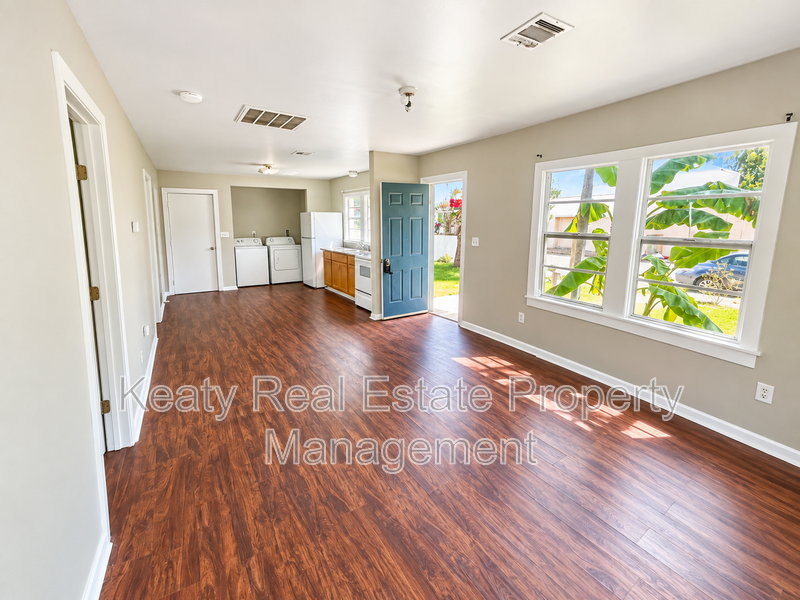 327 Stewart St - Photo 2 of 13