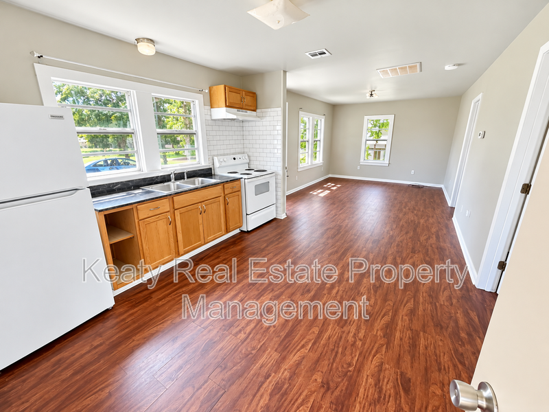 327 Stewart St - Photo 3 of 13