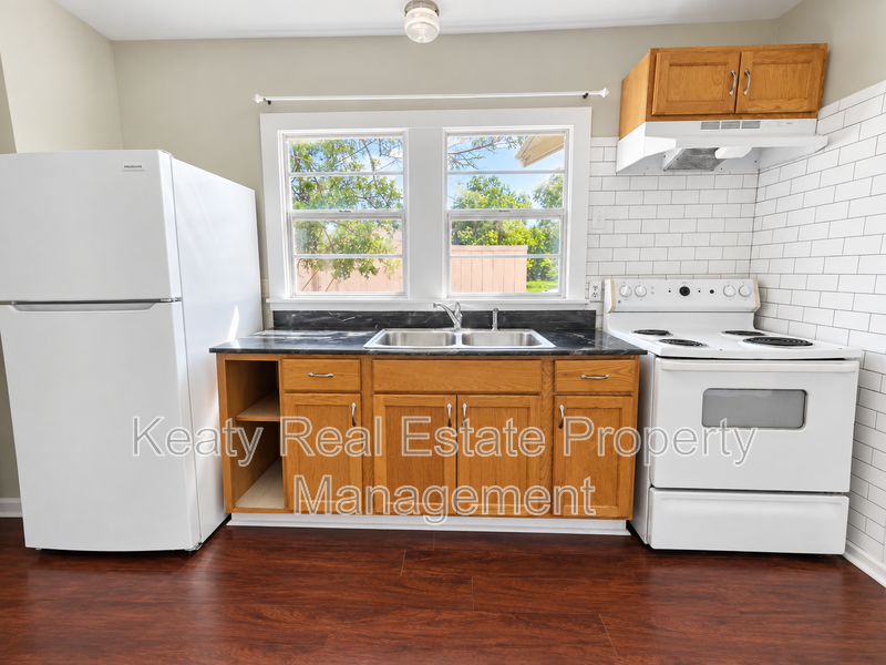 327 Stewart St - Photo 4 of 13