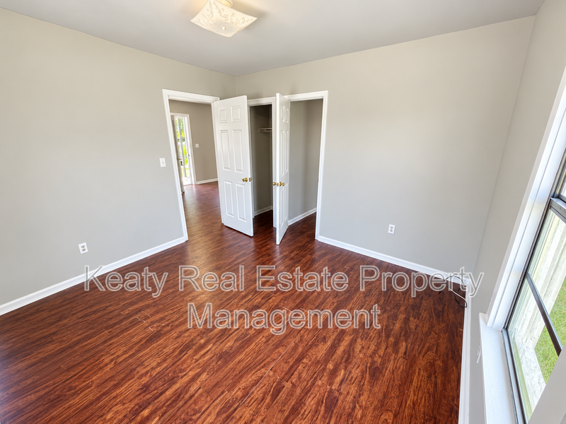 327 Stewart St - Photo 5 of 13