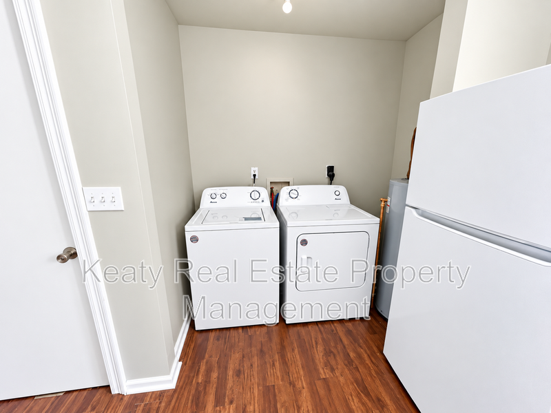 327 Stewart St - Photo 6 of 13