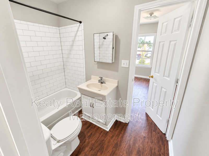 327 Stewart St - Photo 7 of 13