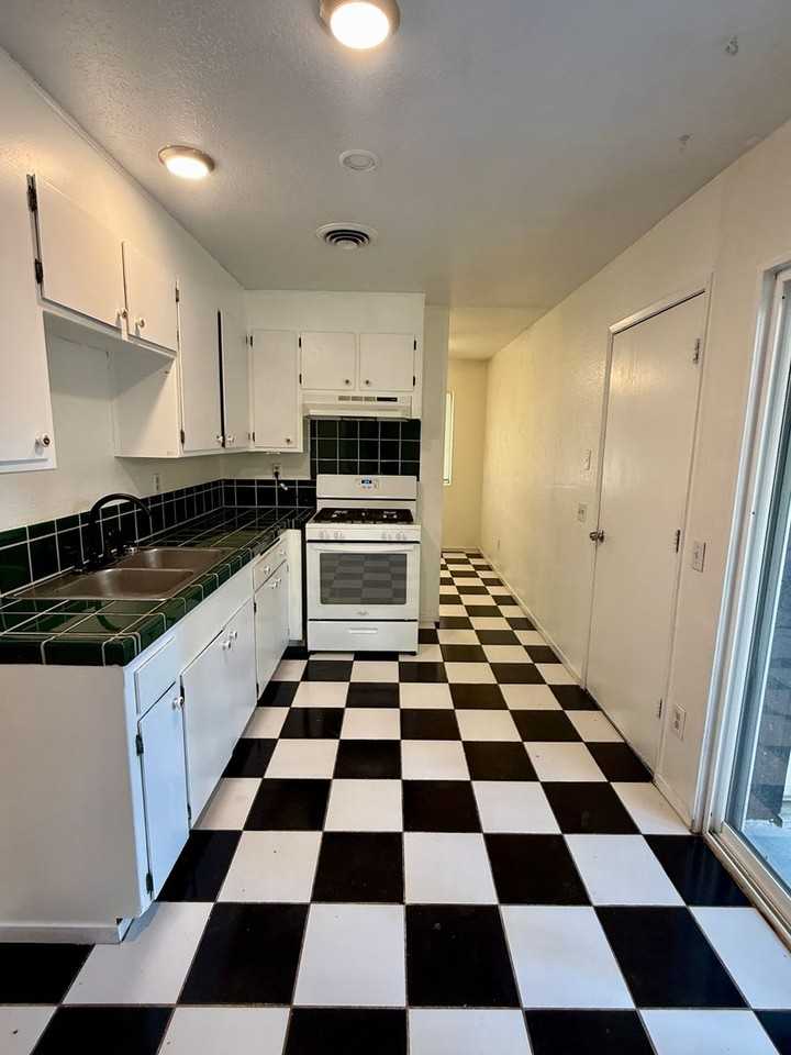 918 Cortina Dr - Photo 2 of 27