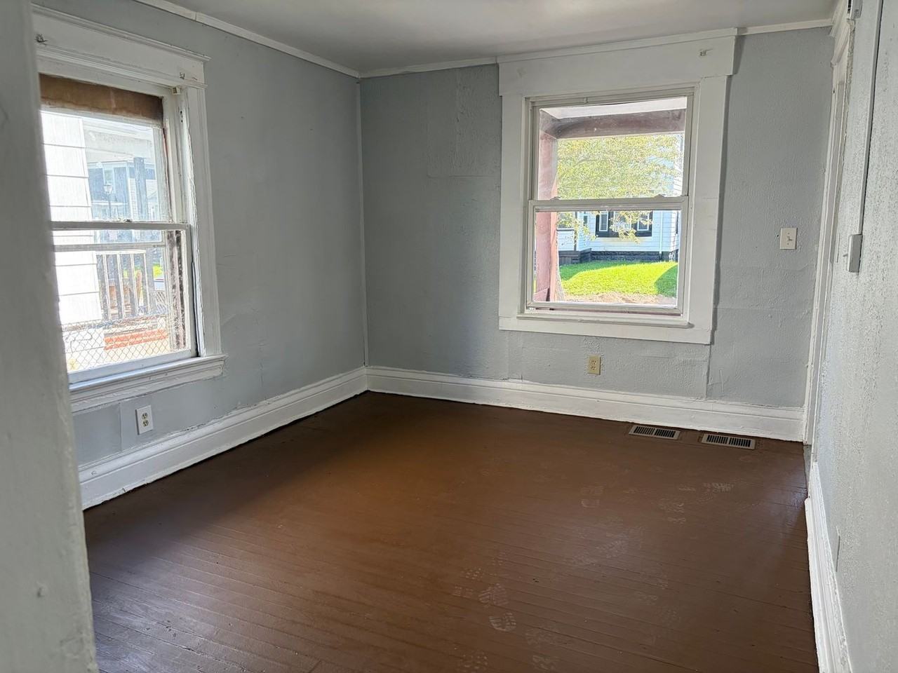 90 Fairbanks St - Photo 4 of 17