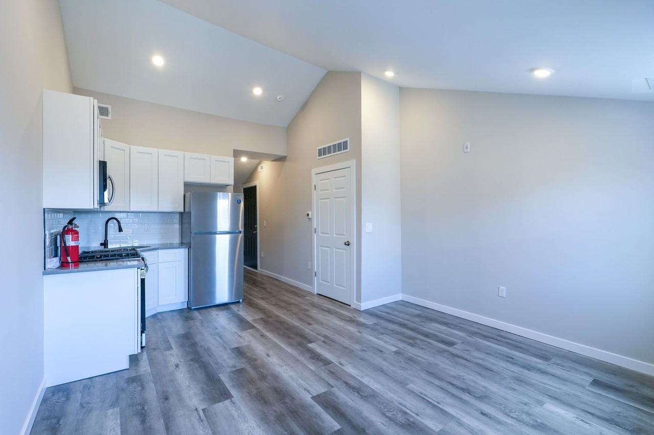 1335 S 8th St 3rd Fl - Photo 2 of 10