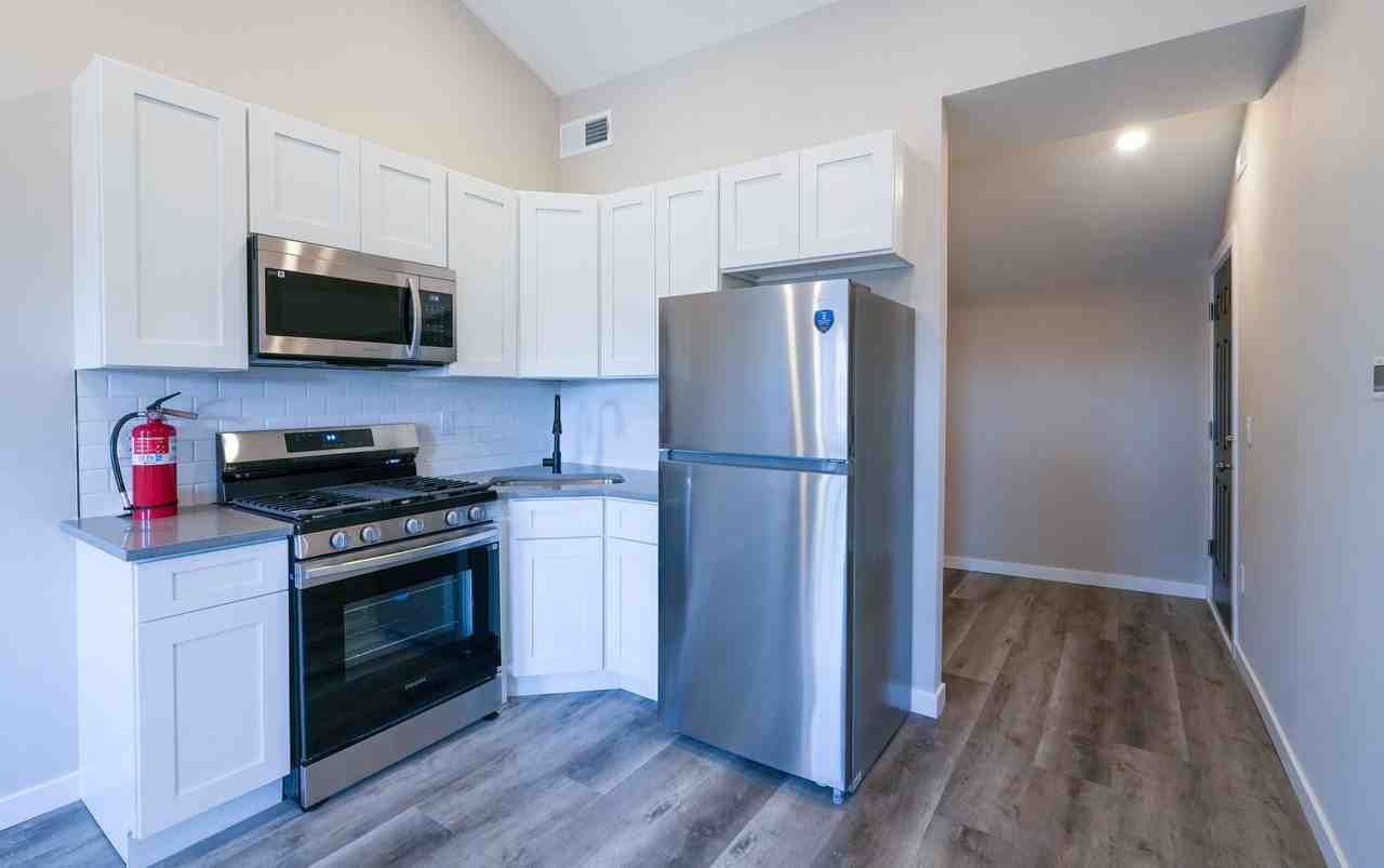 1335 S 8th St 3rd Fl - Photo 3 of 10