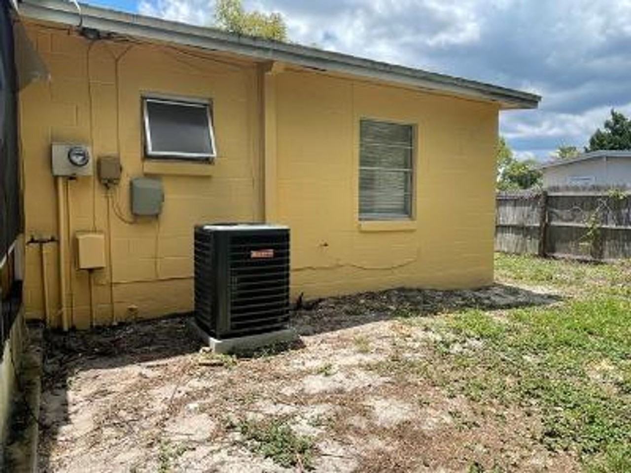 935 Shorecrest Ave - Photo 2 of 19