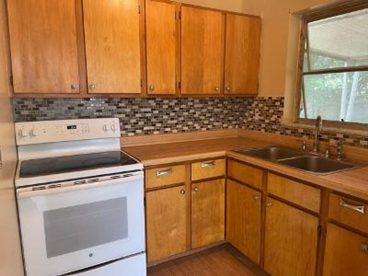935 Shorecrest Ave - Photo 7 of 19