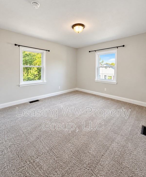 2743 Daniels Ave - Photo 4 of 11
