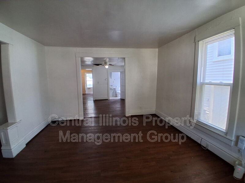 403 1/2 E Monroe St #1 - Photo 3 of 16