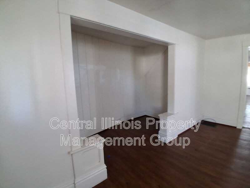 403 1/2 E Monroe St #1 - Photo 4 of 16