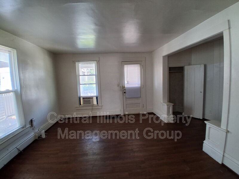 403 1/2 E Monroe St #1 - Photo 5 of 16
