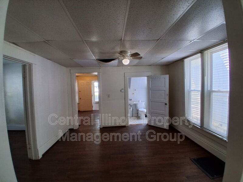403 1/2 E Monroe St #1 - Photo 6 of 16