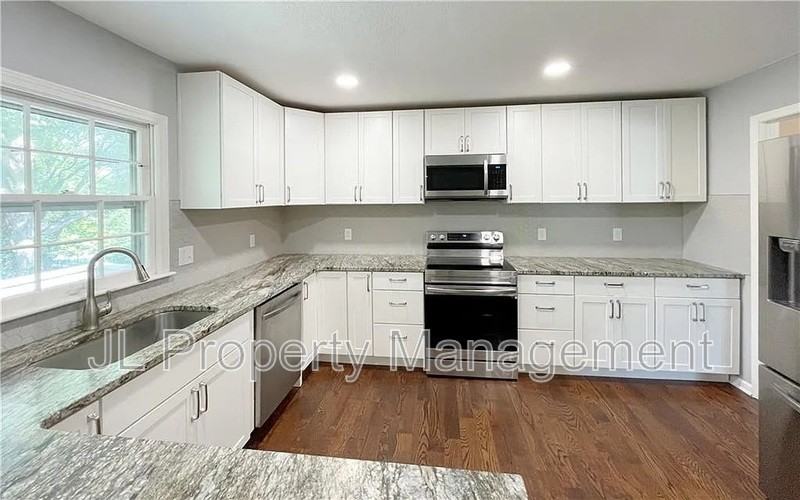 10020 Oakridge Dr - Photo 2 of 20