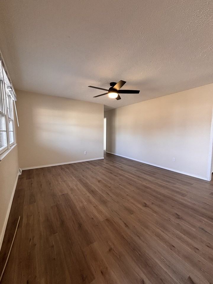 1210 W Berkeley St #1 - Photo 3 of 22