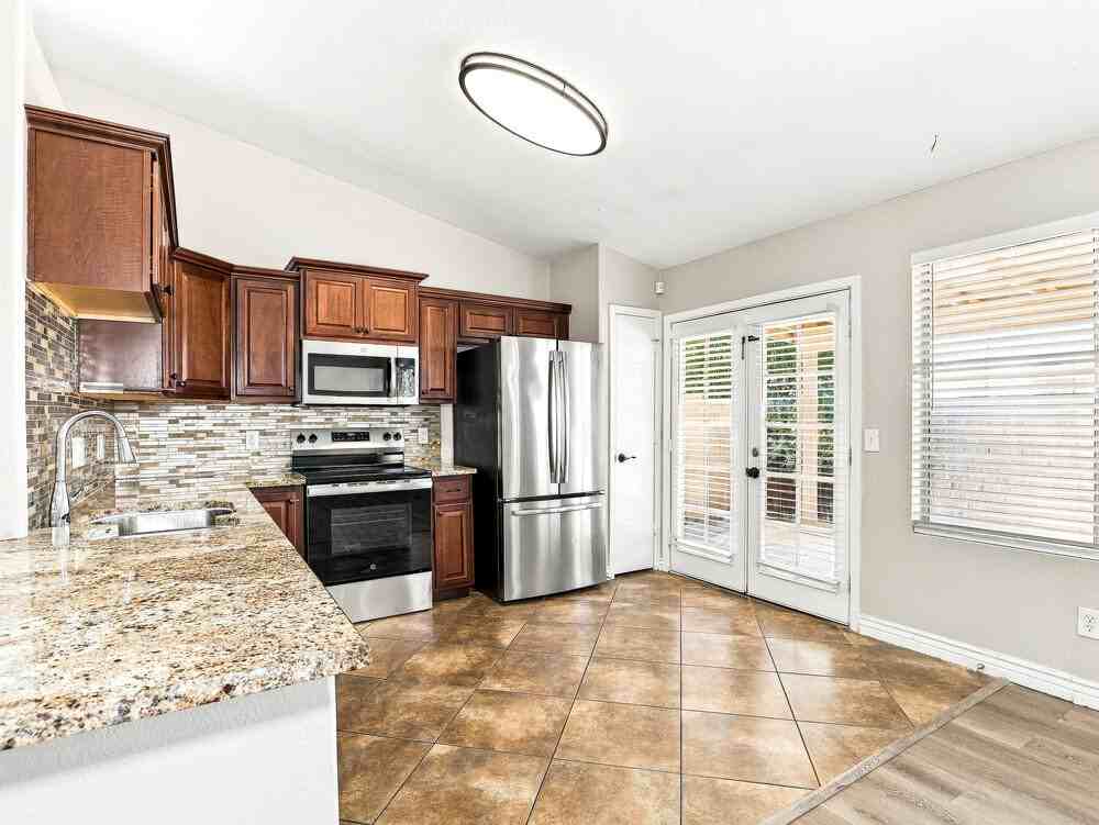 670 N Exeter St - Photo 6 of 16