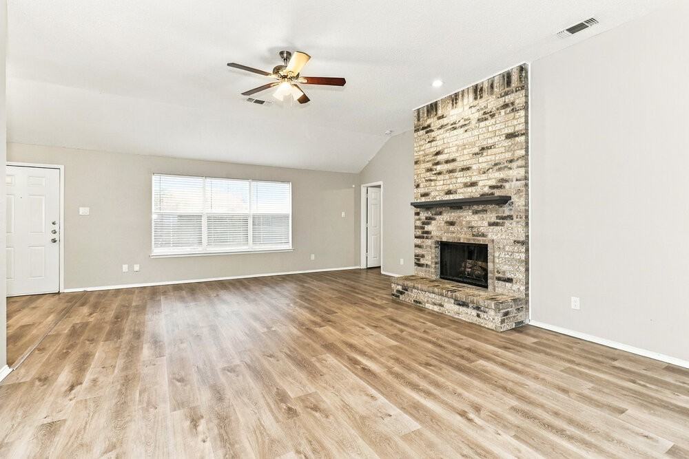 5122 Eastcreek Dr - Photo 2 of 15