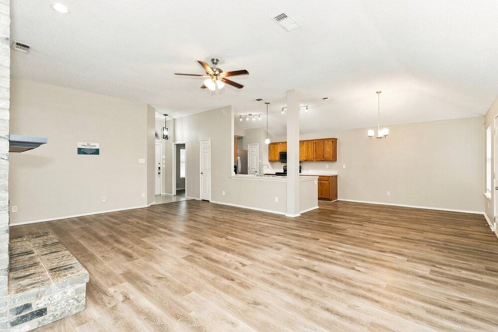 5122 Eastcreek Dr - Photo 3 of 15