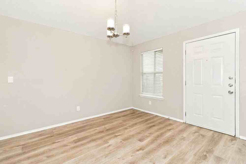 5122 Eastcreek Dr - Photo 5 of 15