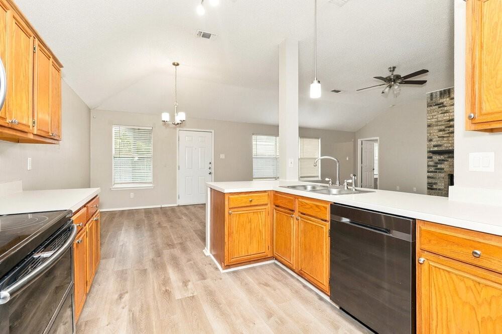 5122 Eastcreek Dr - Photo 6 of 15