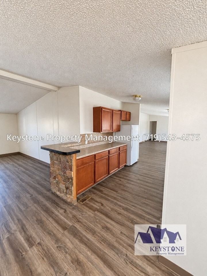 710 S Walton Dr - Photo 3 of 32