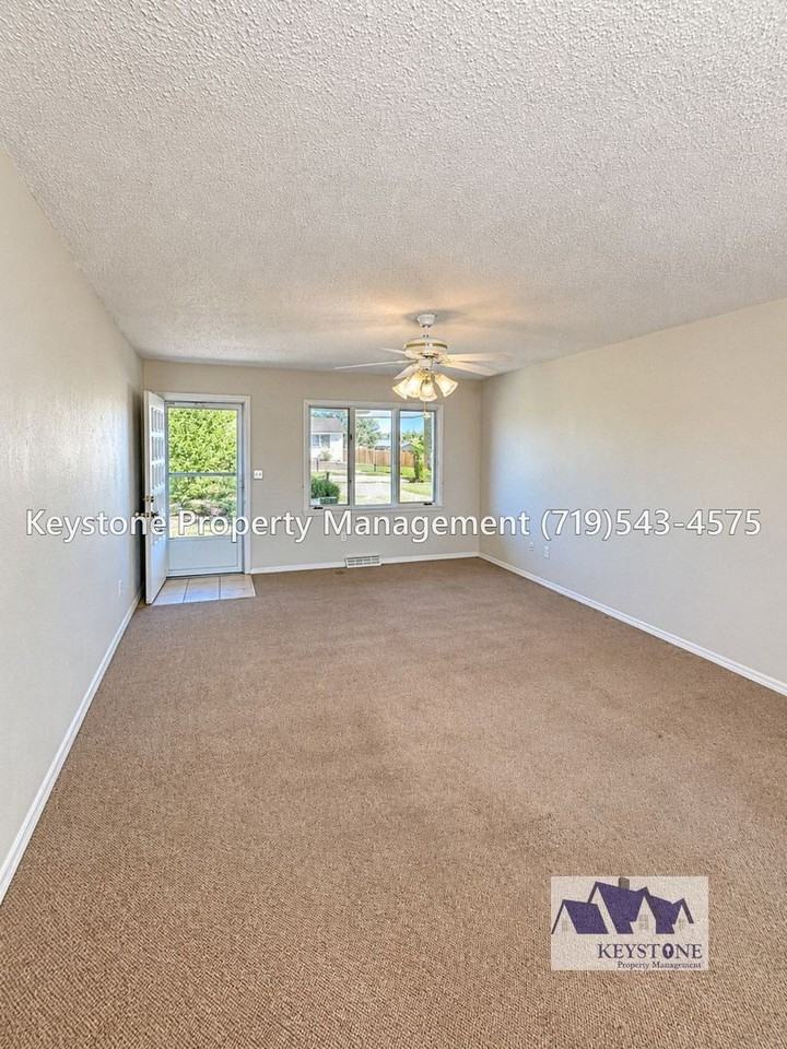879 S Bellflower Dr - Photo 3 of 18