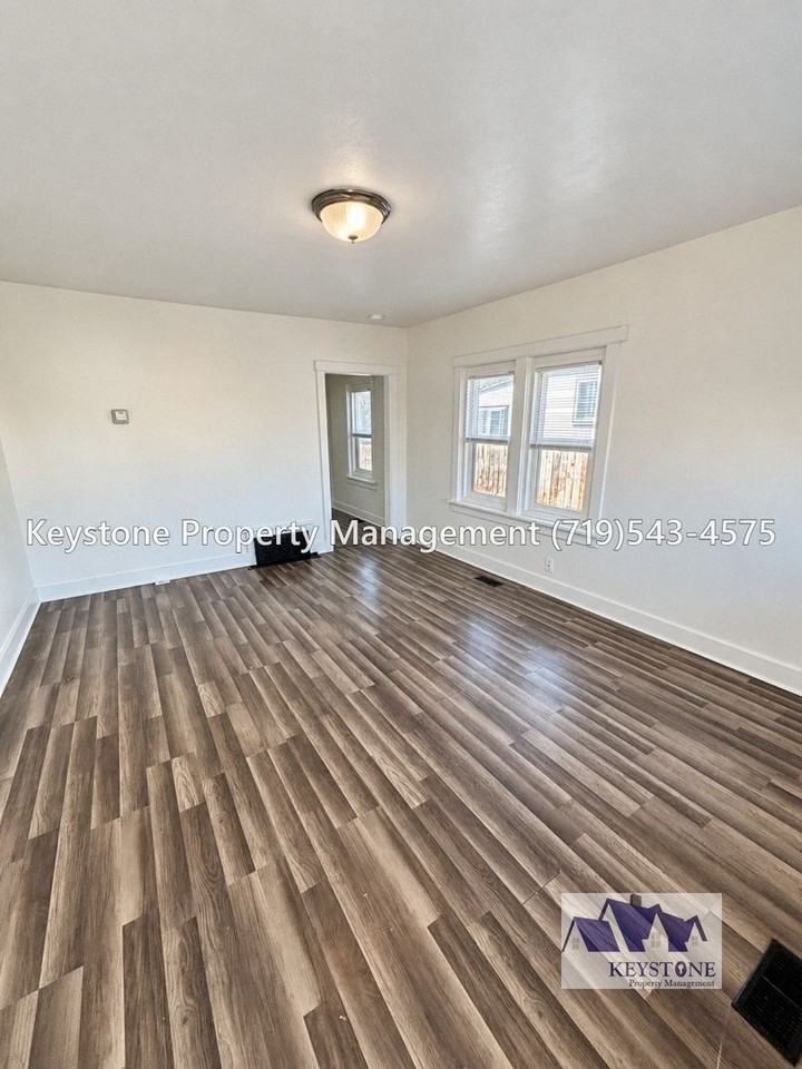 1104 W 16th St - Photo 2 of 11