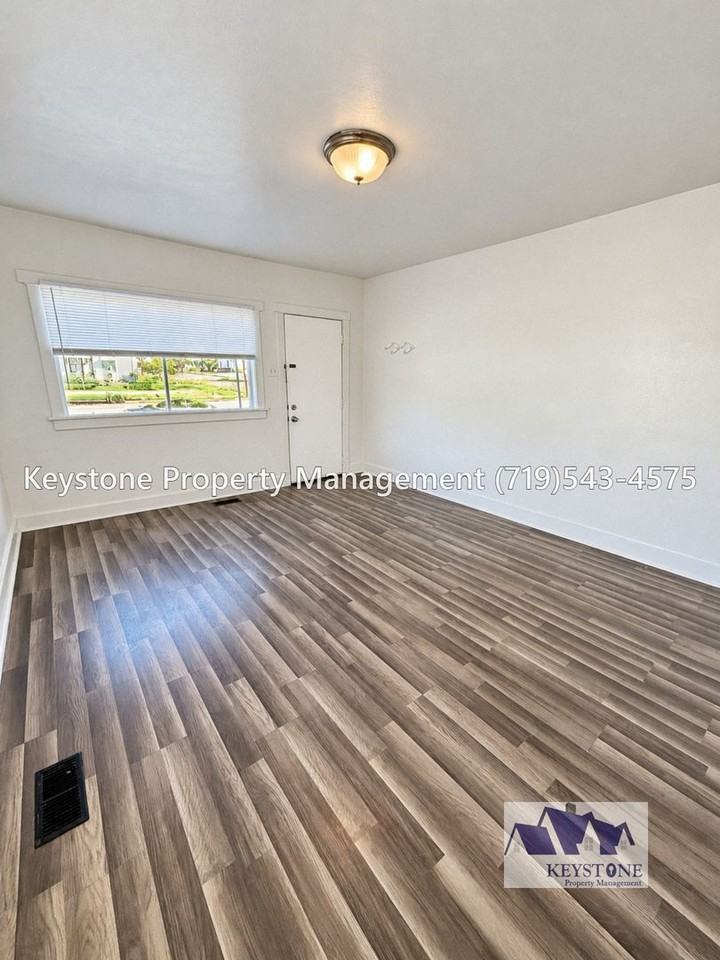 1104 W 16th St - Photo 3 of 11