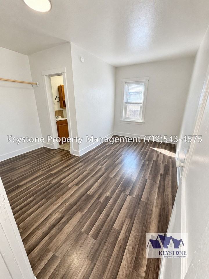 1104 W 16th St - Photo 6 of 11
