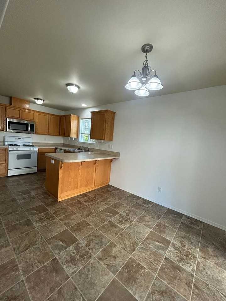 1815 Sw Easy St - Photo 6 of 32