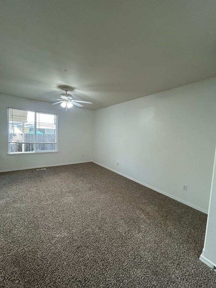 1815 Sw Easy St - Photo 5 of 32
