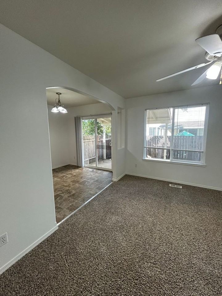1815 Sw Easy St - Photo 4 of 32