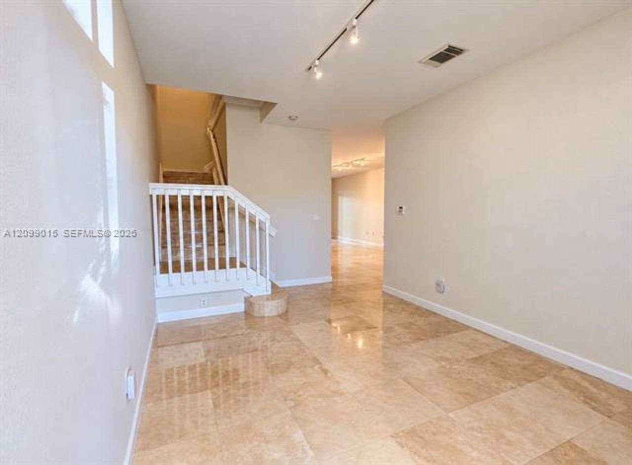 10711 10711 NW 75th Ln th 10711 - Photo 3 of 24