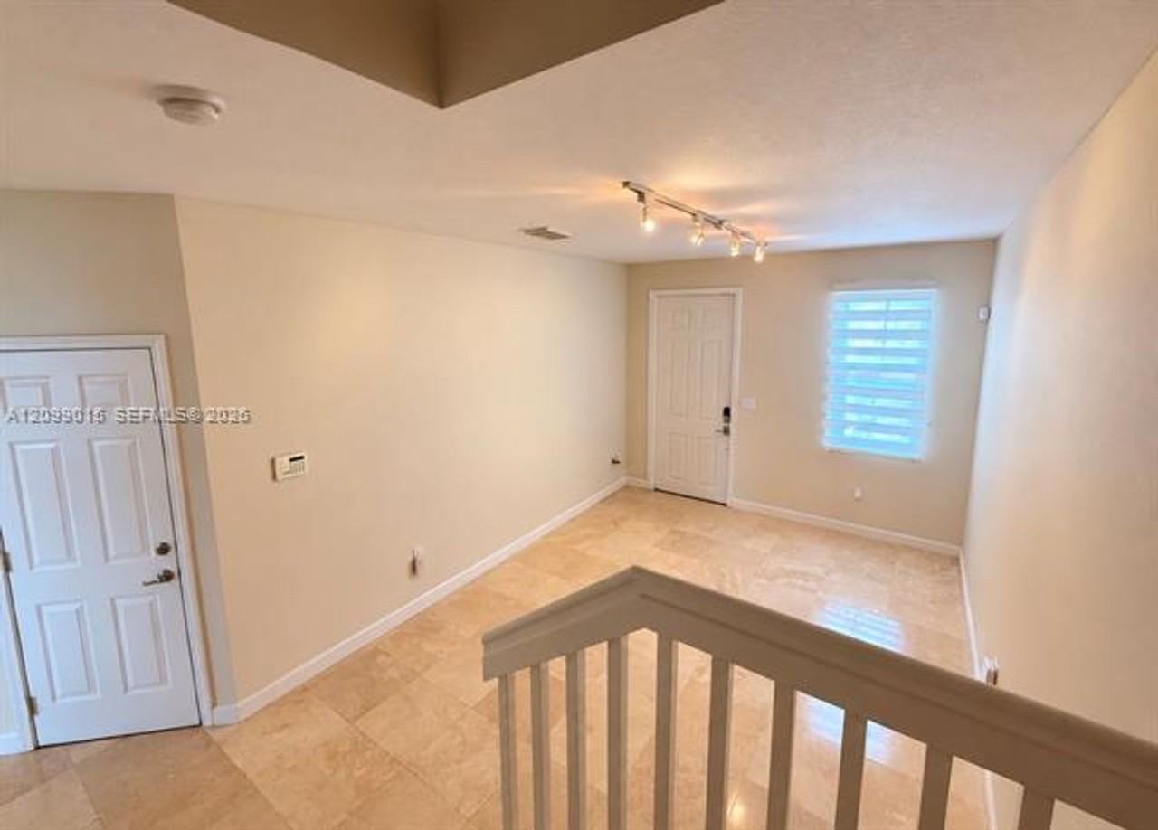 10711 10711 NW 75th Ln th 10711 - Photo 4 of 24