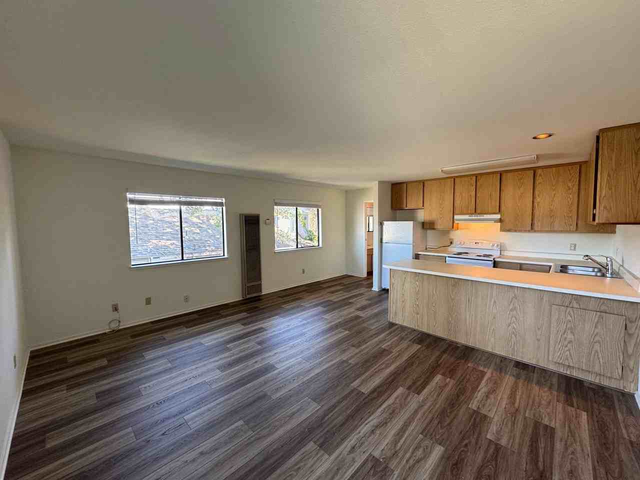 1102 6th St - Photo 4 of 19
