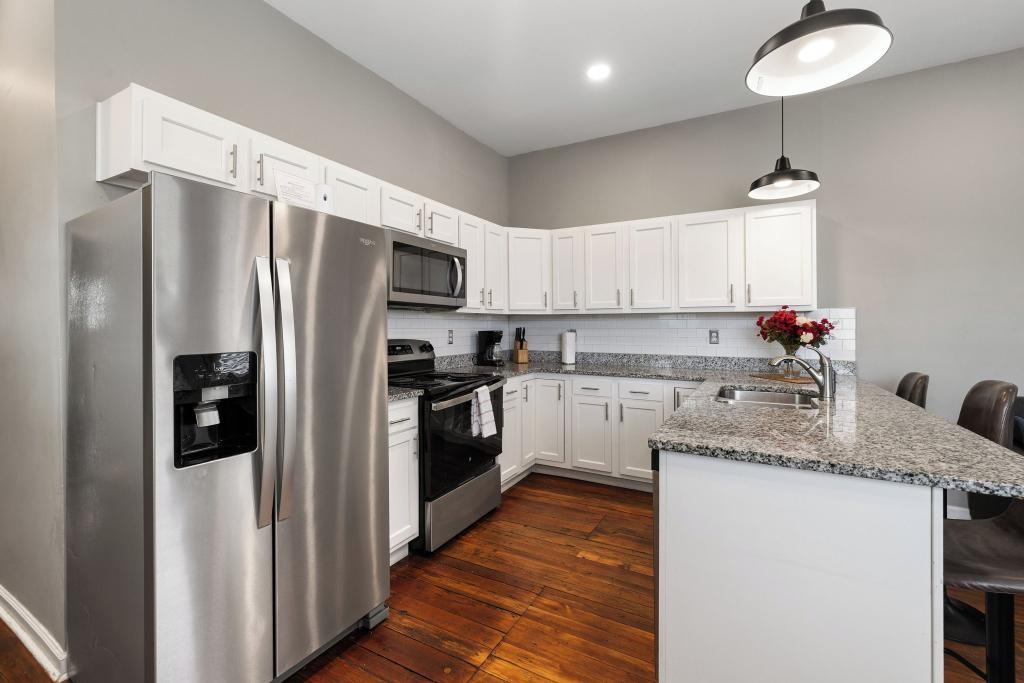 736 E Burnett Ave - Photo 2 of 36