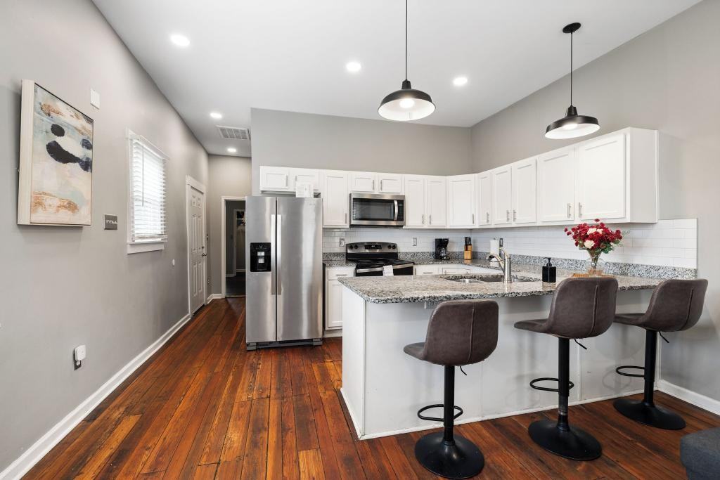 736 E Burnett Ave - Photo 3 of 36