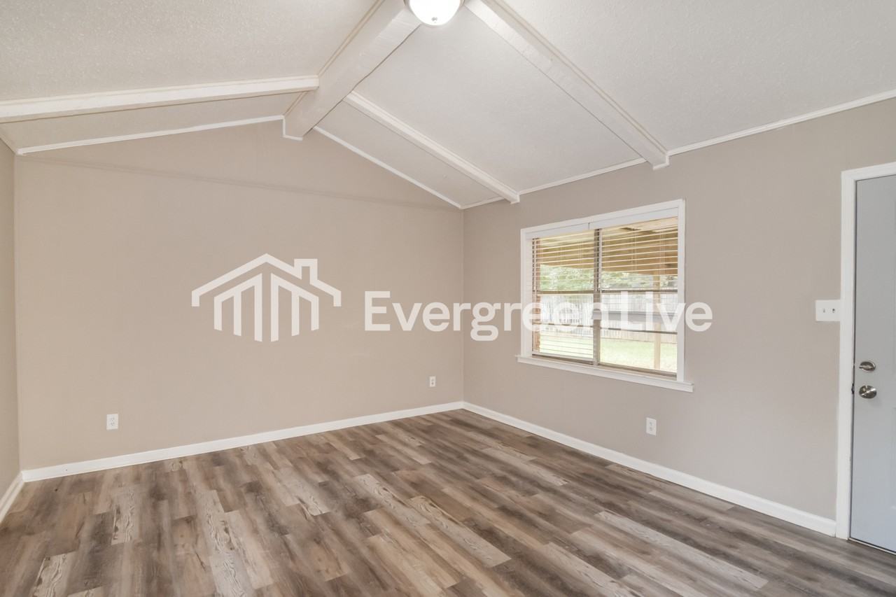 439 Pecan Tree Dr - Photo 2 of 15