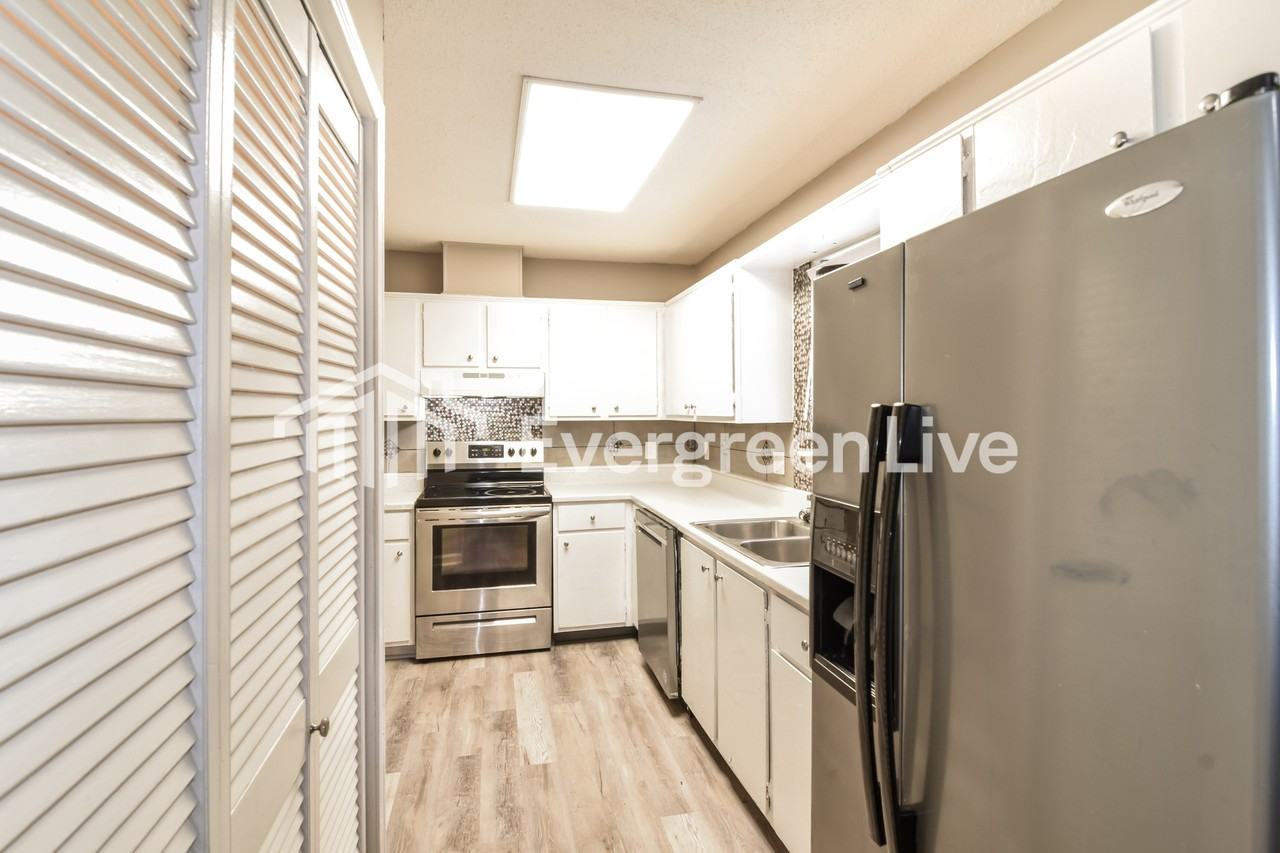 439 Pecan Tree Dr - Photo 3 of 15