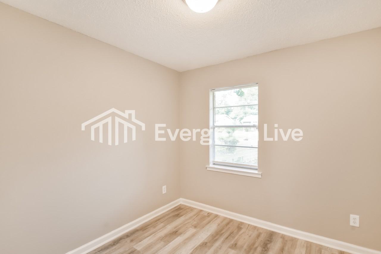 439 Pecan Tree Dr - Photo 7 of 15