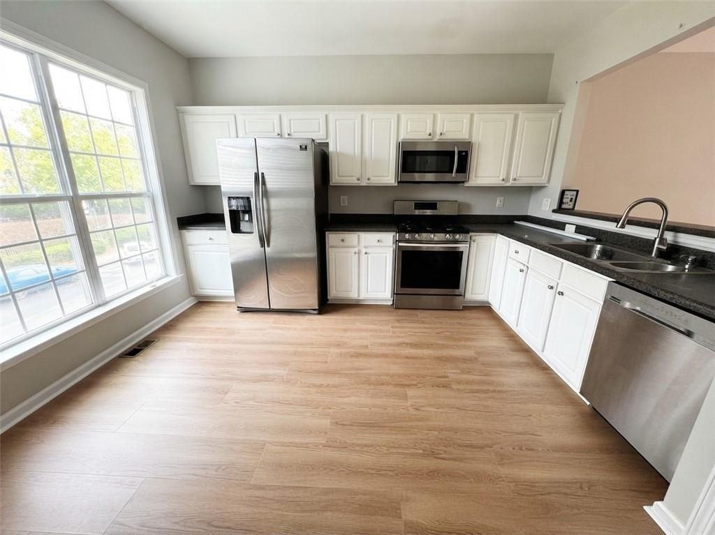1108 Thornborough Dr - Photo 6 of 15