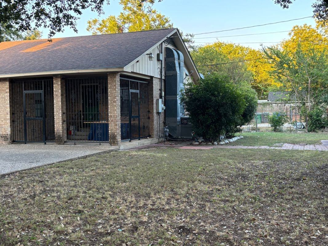 950 Cottonwood Ave - Photo 2 of 8