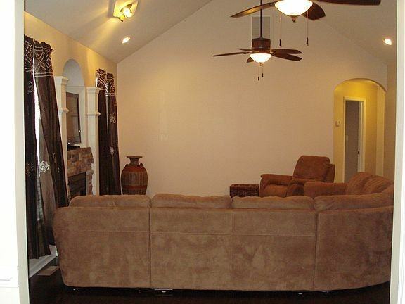 137 Hurdle Dr - Photo 4 of 23