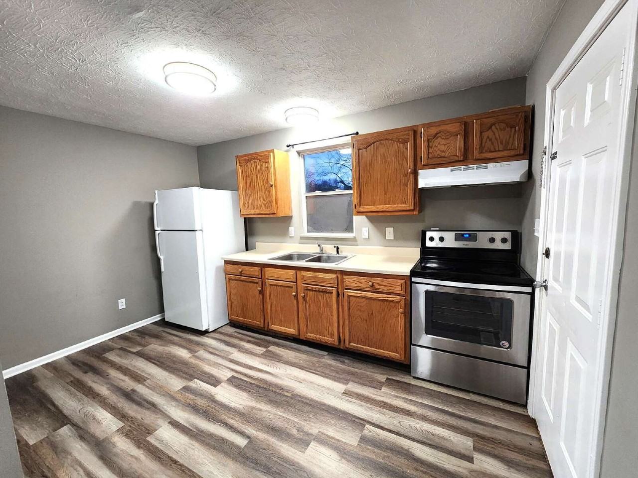 604 Hillview Rd - Photo 2 of 11