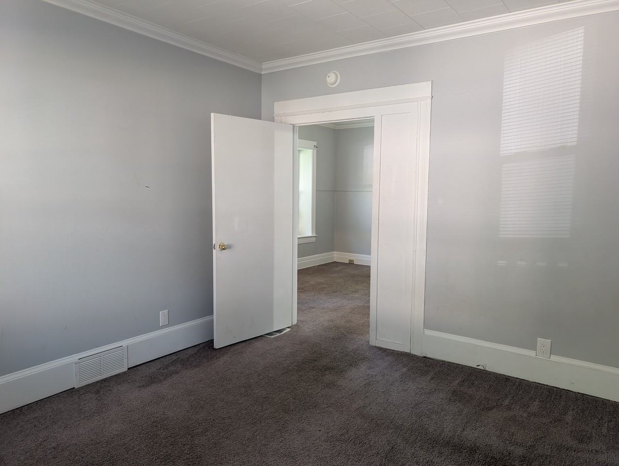 673 Dewey Ave #673 - Photo 4 of 8