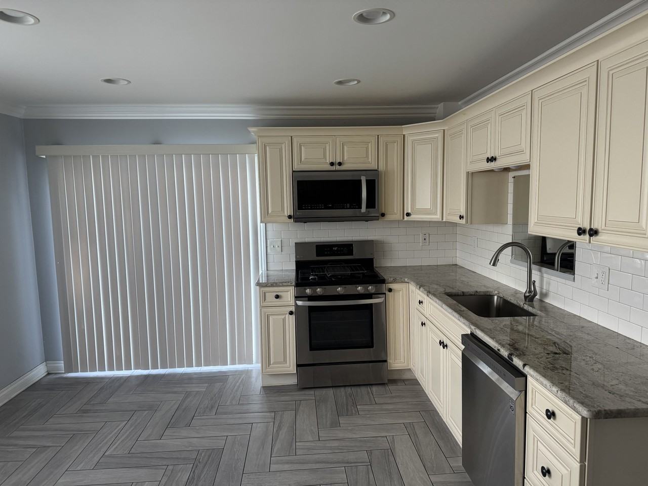 290 Shamrock Hl #NA - Photo 3 of 22