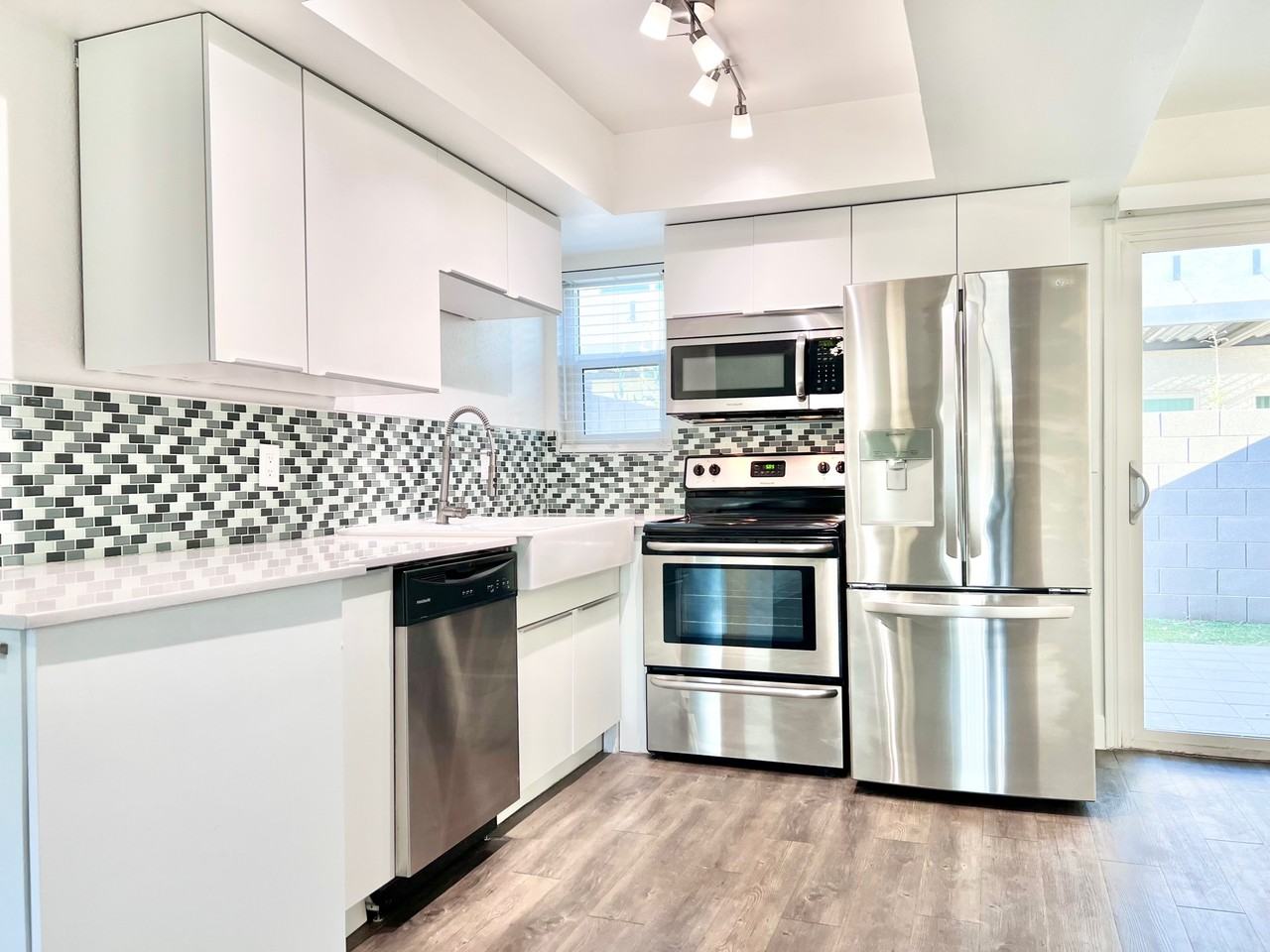 407 W 7th St #3 - Photo 4 of 40